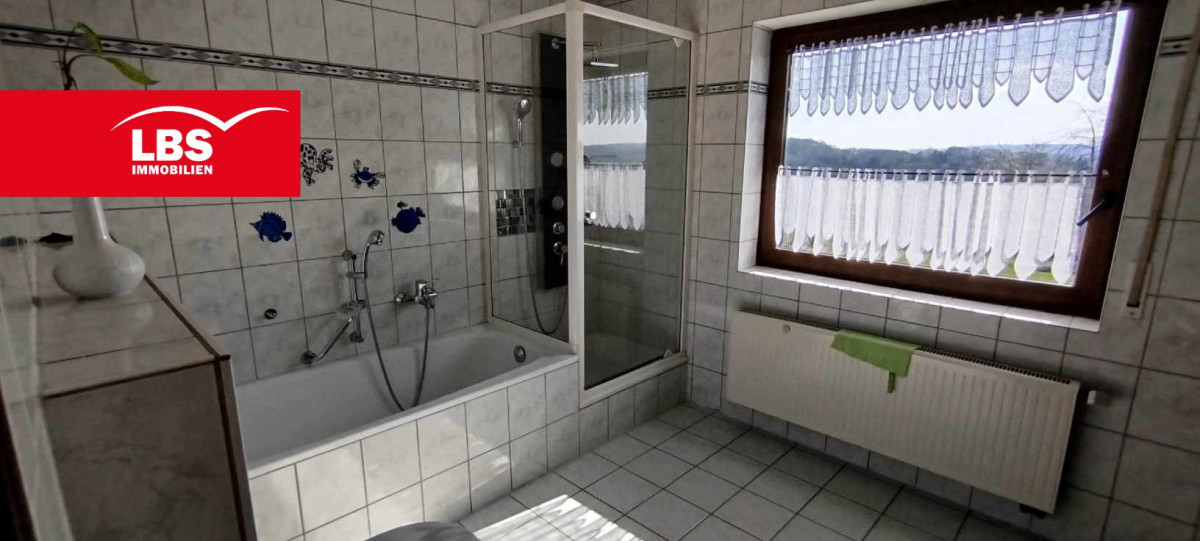 Bad mit Wanne und Dusch EG