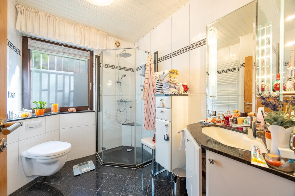 EG: Tageslichtbad mit Dusche