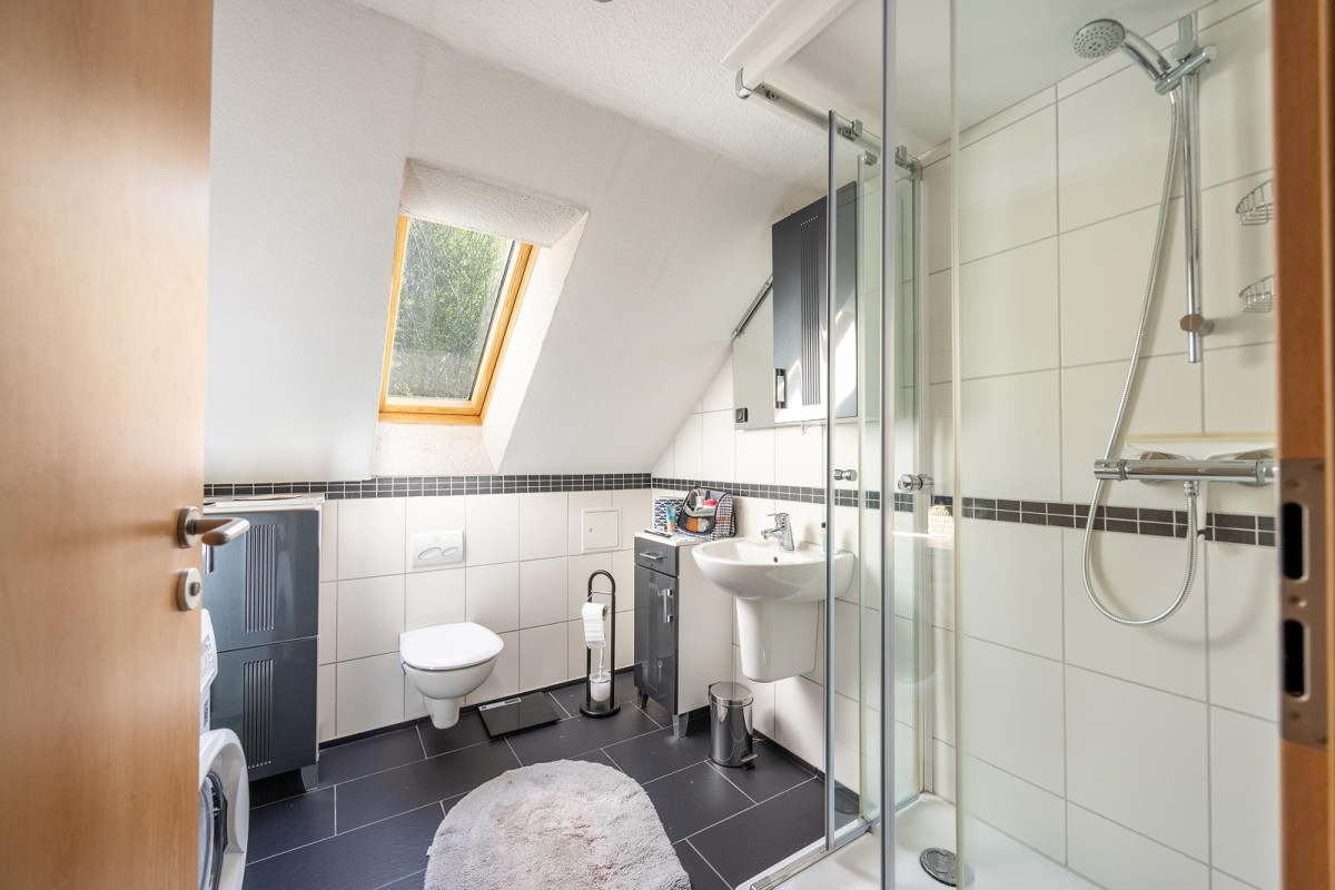 DG: Tageslichtbad mit Dusche