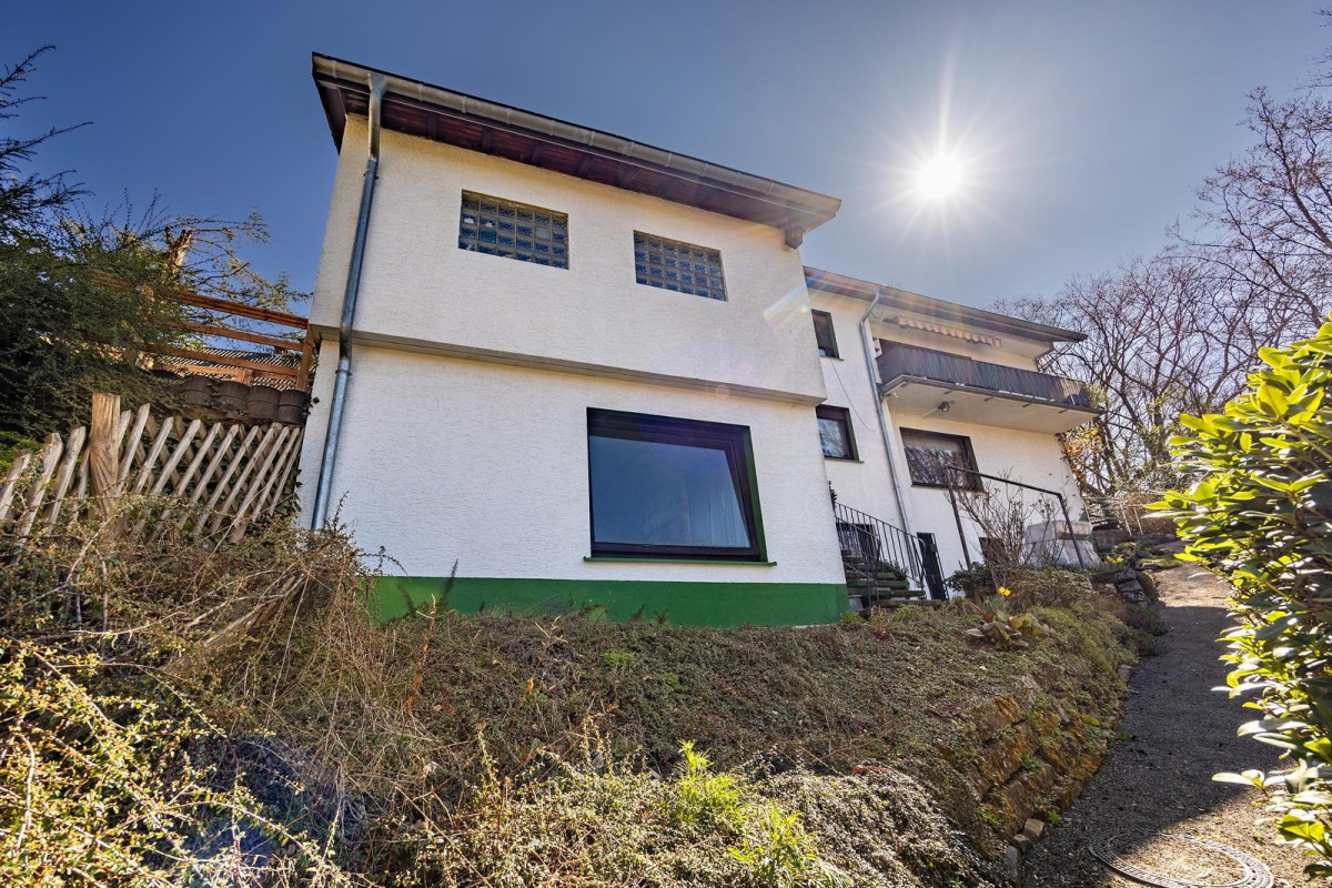 vorne: Doppelgarage mit Keller