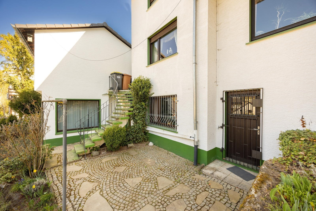 zweite Terrasse, hinten Garage