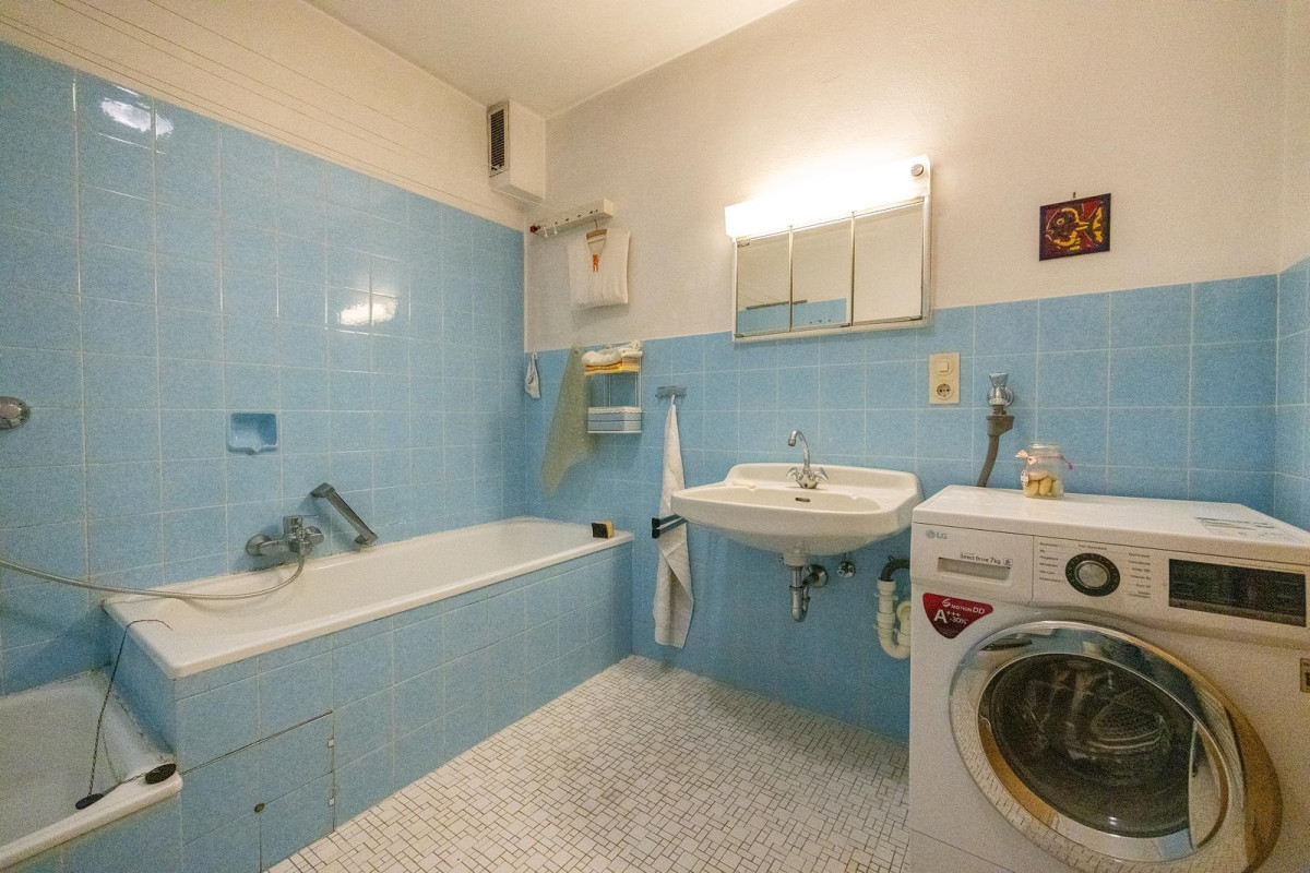Bad mit Dusche und Badewanne