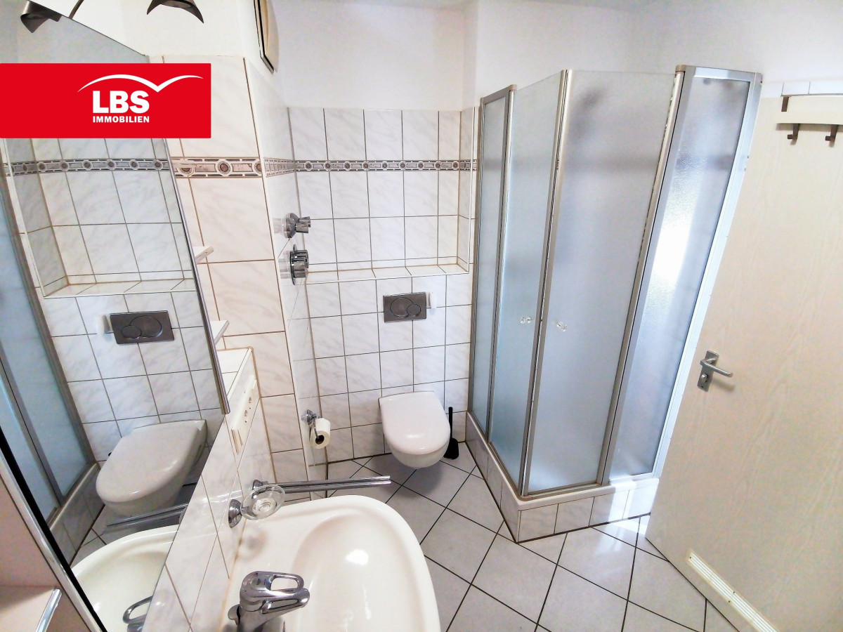 Badezimmer, Wanne und Dusche