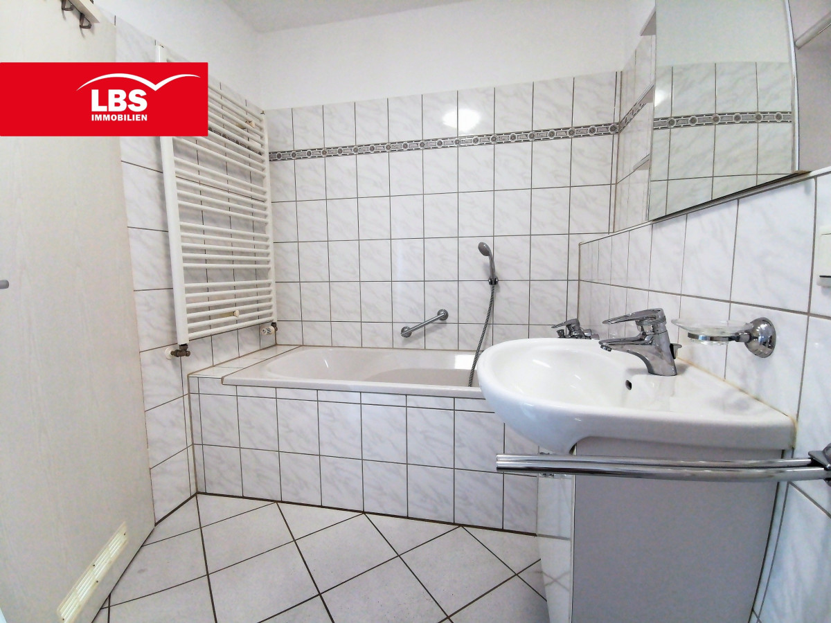 Badezimmer, Wanne und Dusche