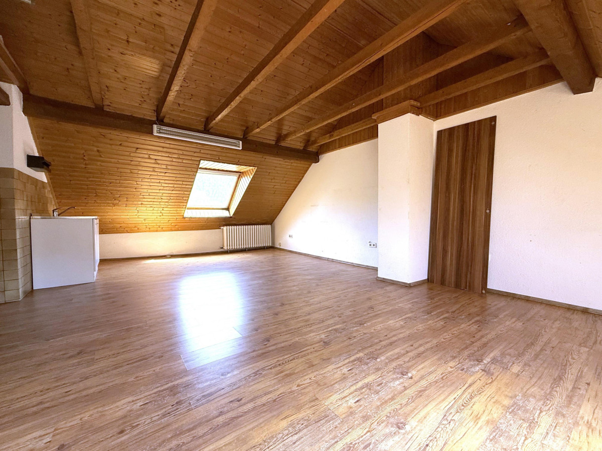 großes Zimmer im Dachgeschoss
