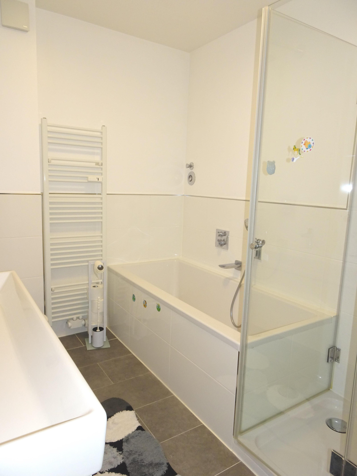 Bad mit Wanne und Dusche
