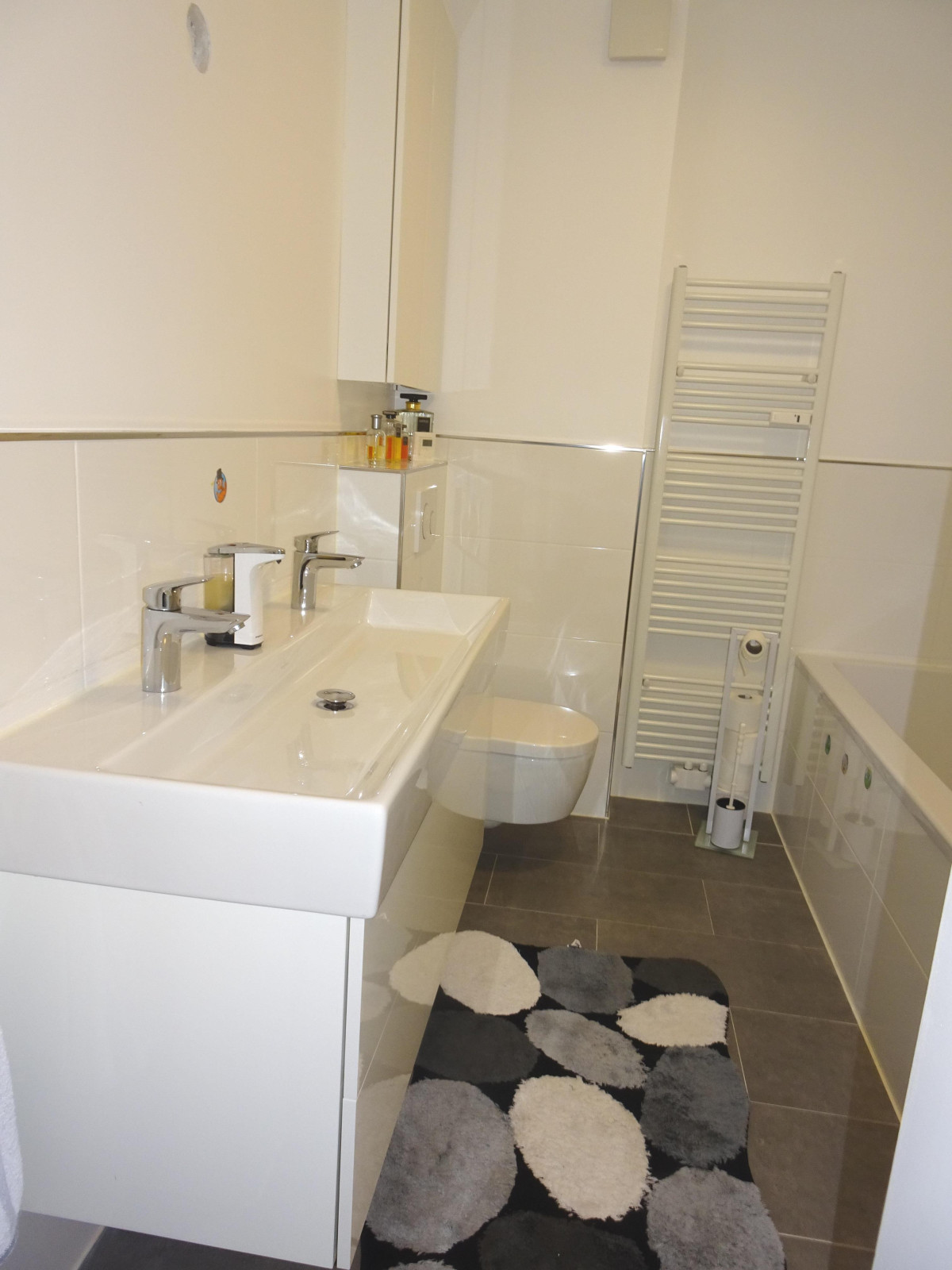 Bad mit Wanne und Dusche