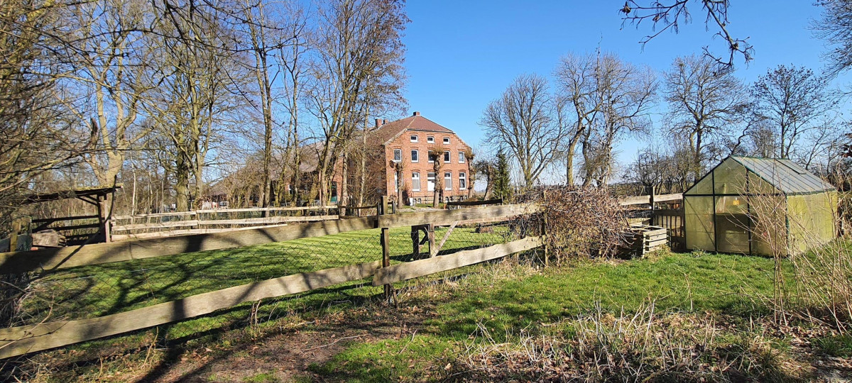 Blick zum Haupthaus