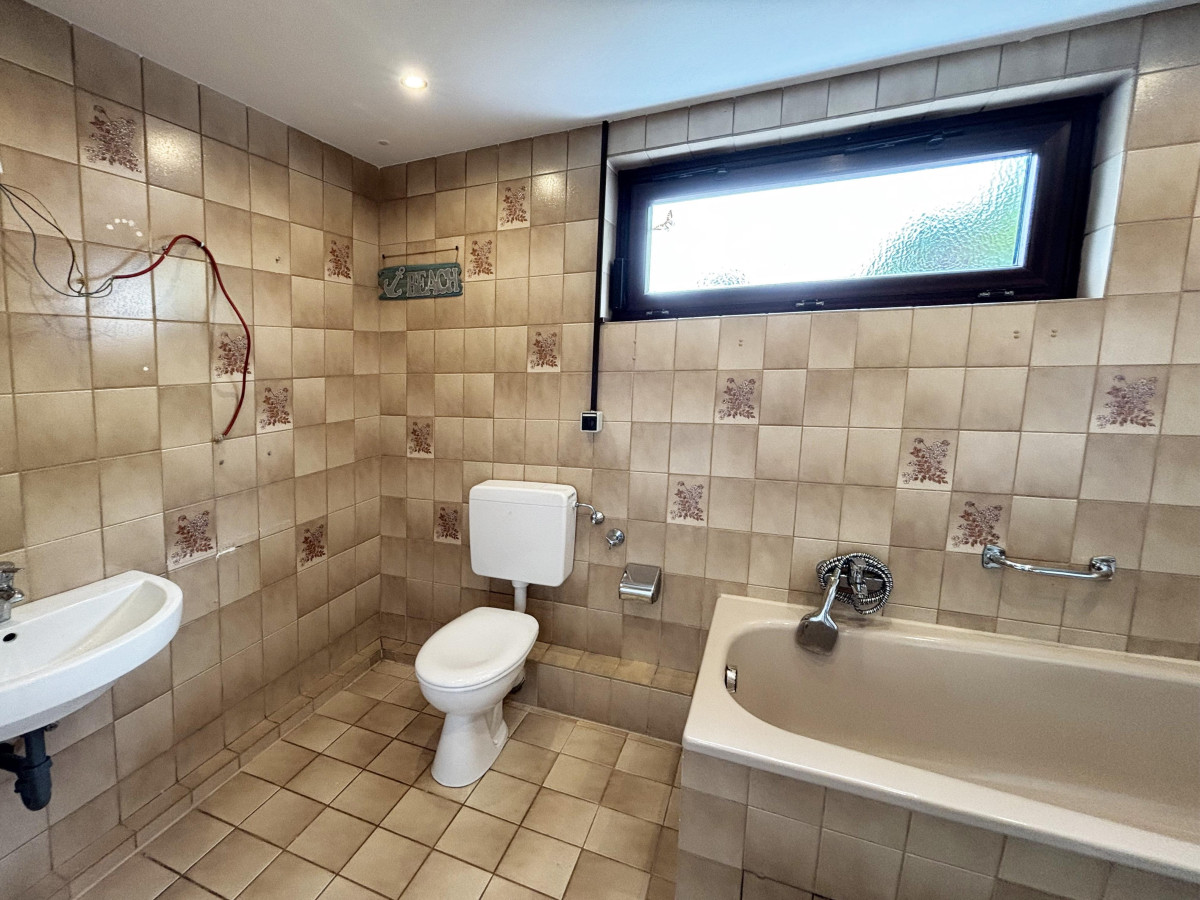 Badezimmer mit Dusche und Wann
