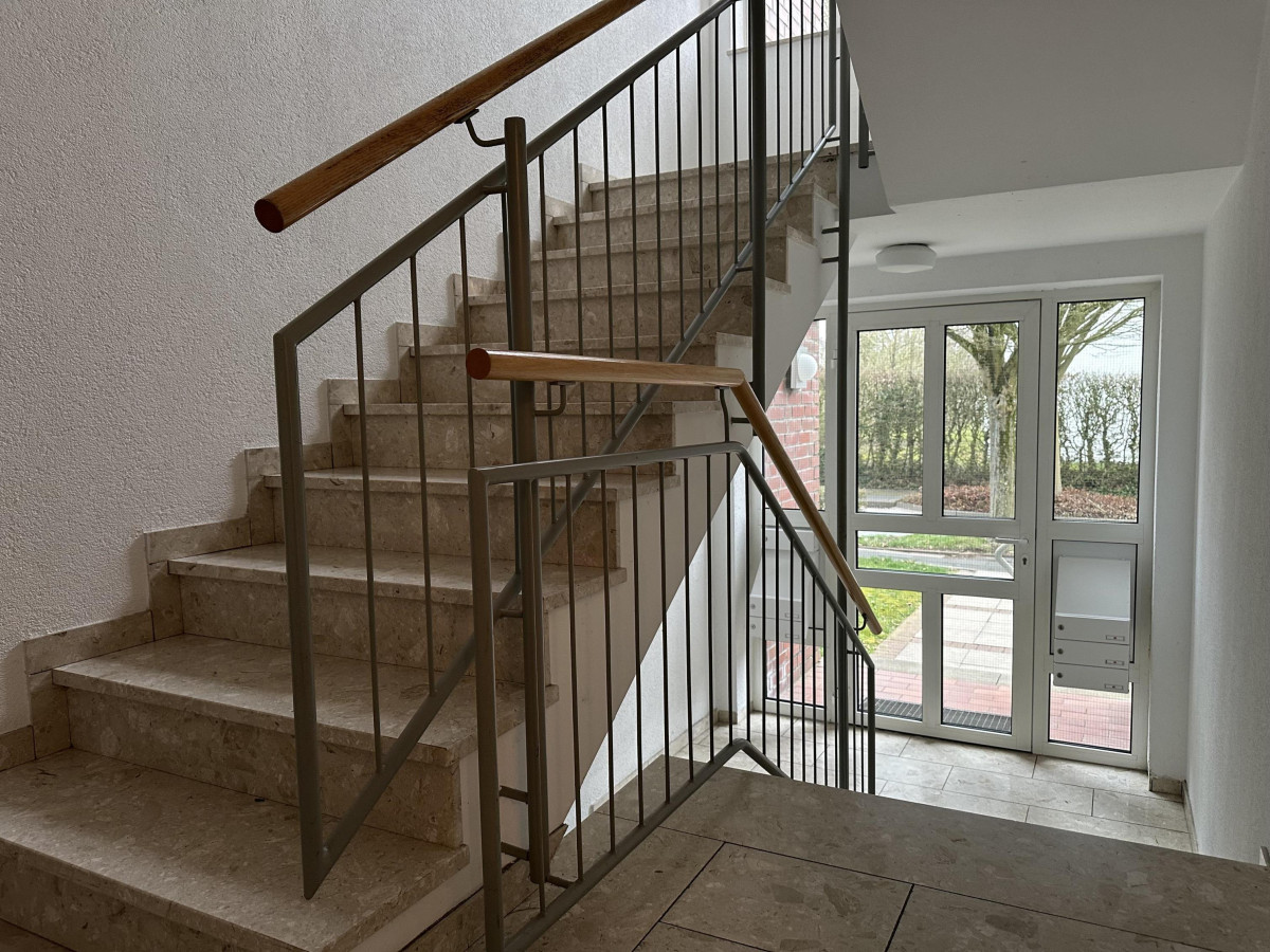 Hauseingang-Treppenhaus