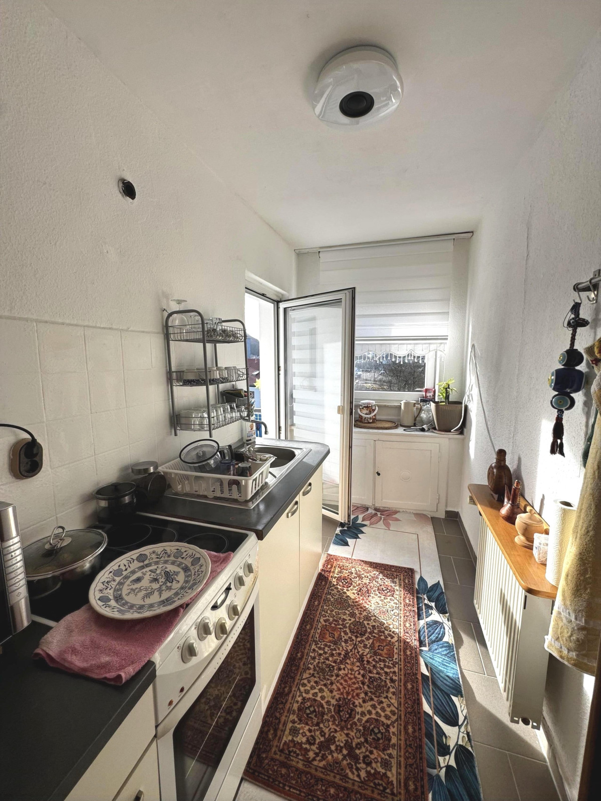 Küche mit Zugang zum Balkon