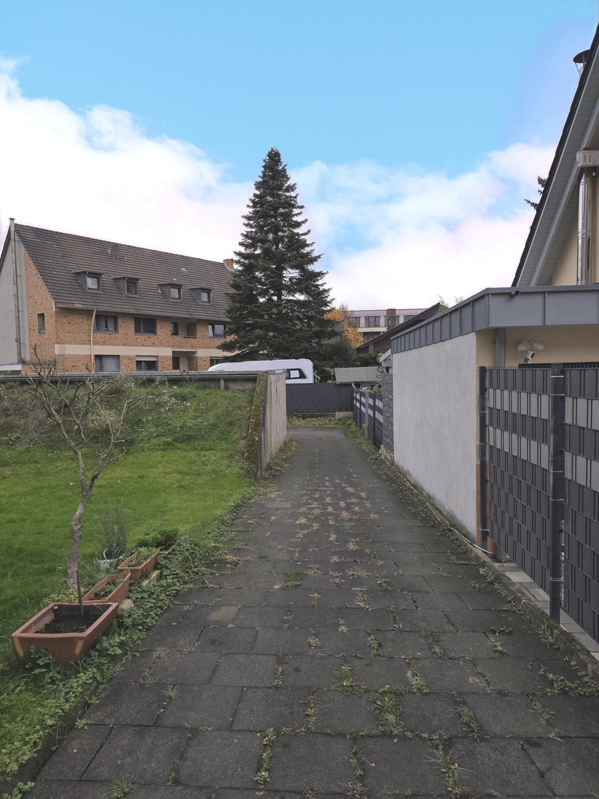 Weg zu den Garagen