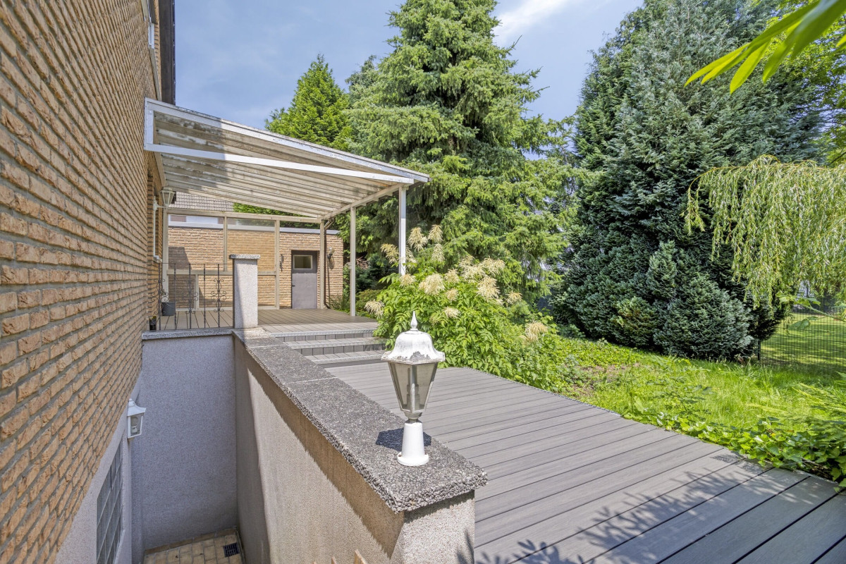 Terrasse mit Kellerabgang