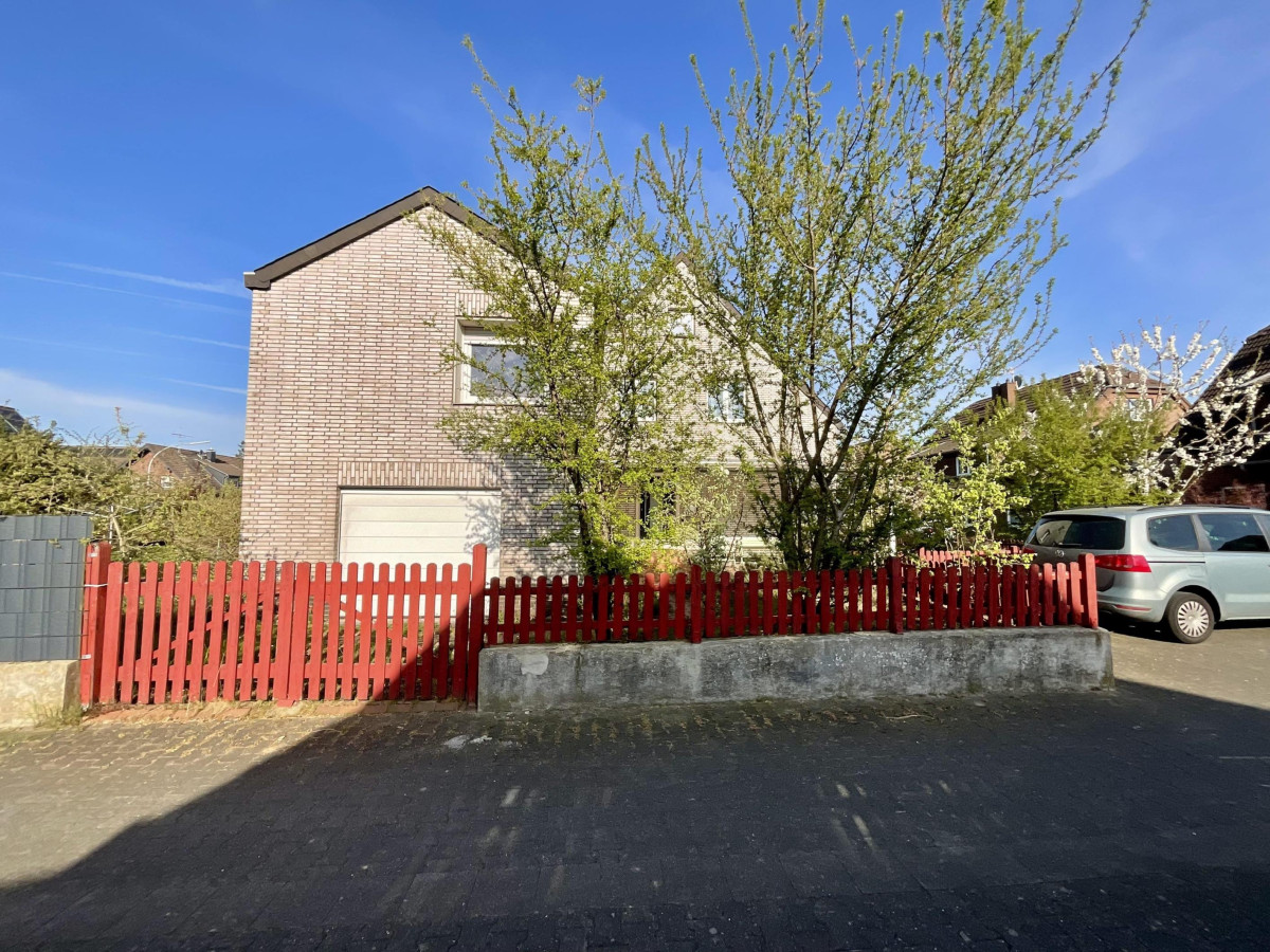 Hausansicht mit Garage