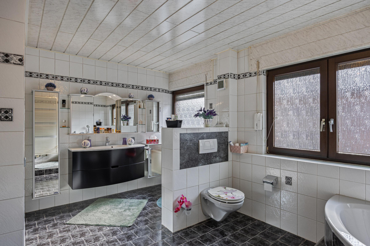 Bad mit Eckwanne und Dusche