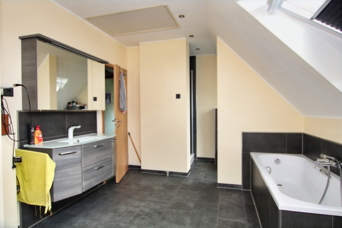 Bad mit Wanne und Dusche DG