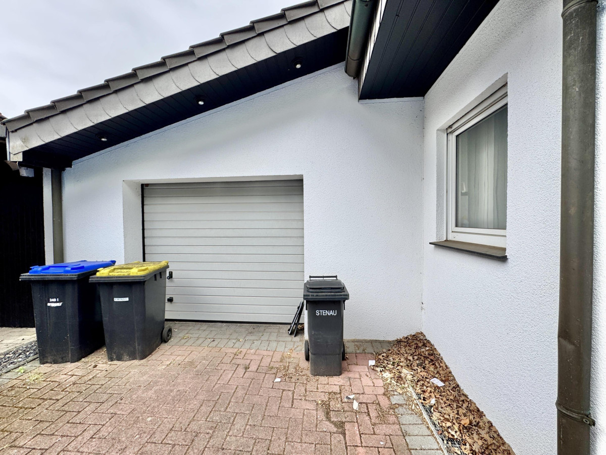 Garage und Stellplatz