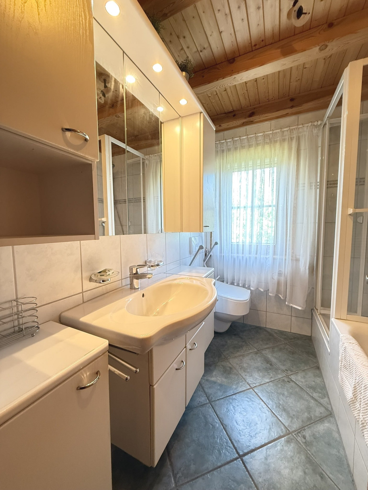 Vollbad mit Wanne und Dusche