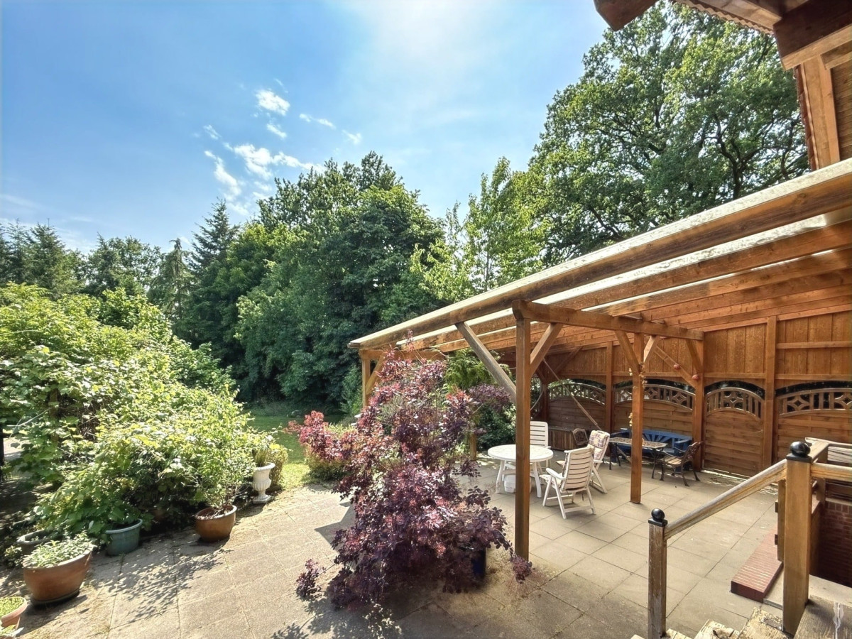 Blick auf Terrasse und Garten