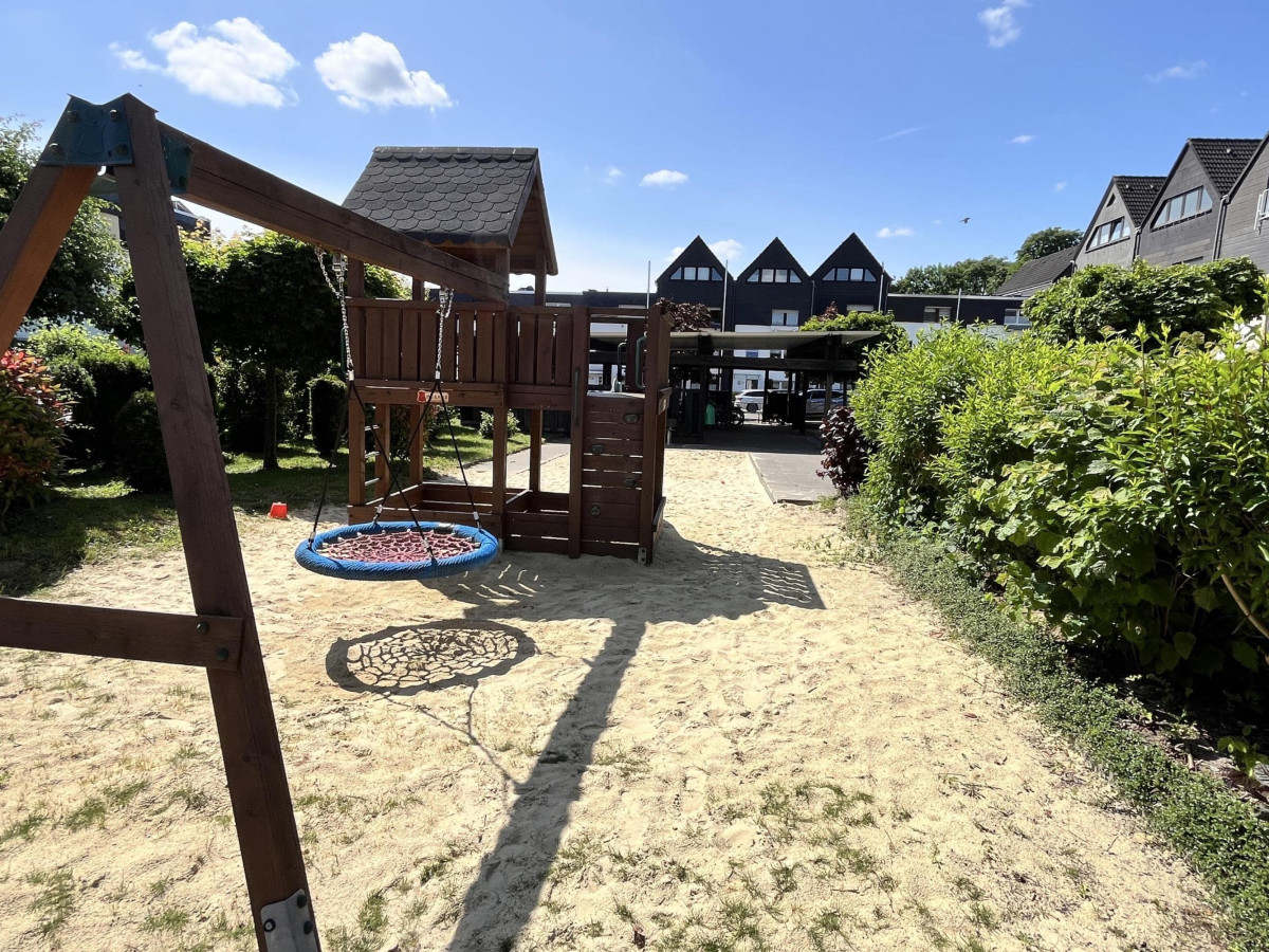 Spielplatz und Pergola