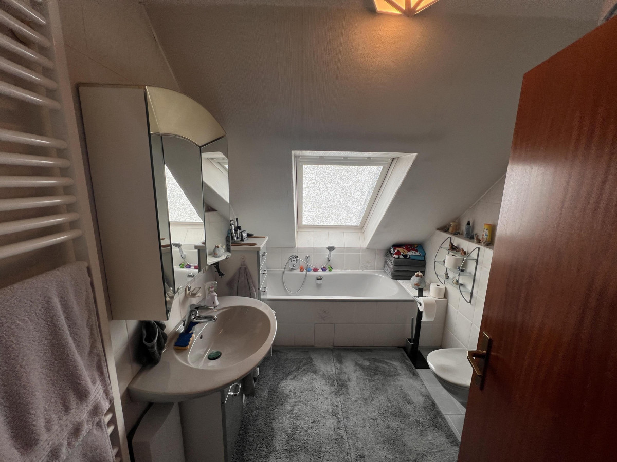 Badezimmer mit Dusche u. Wanne