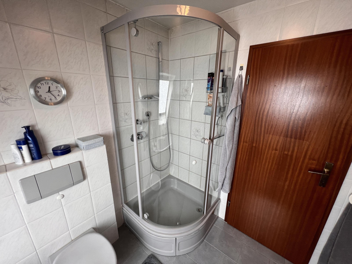 Dusche im Badezimmer