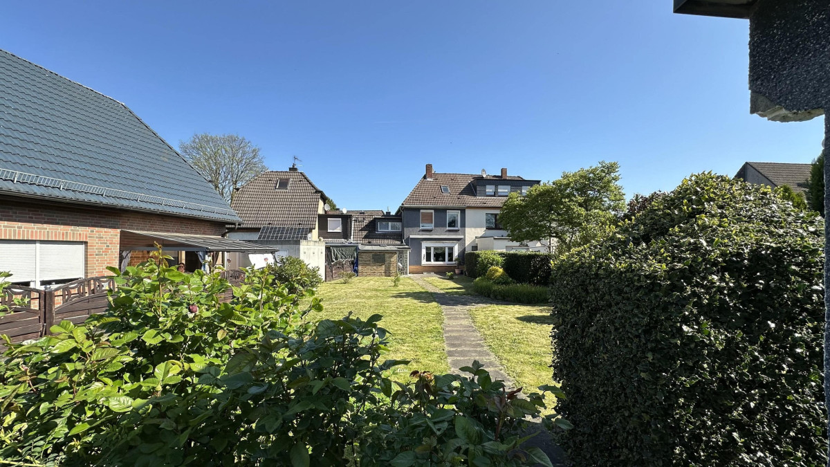 Garten Blick aufs Haus