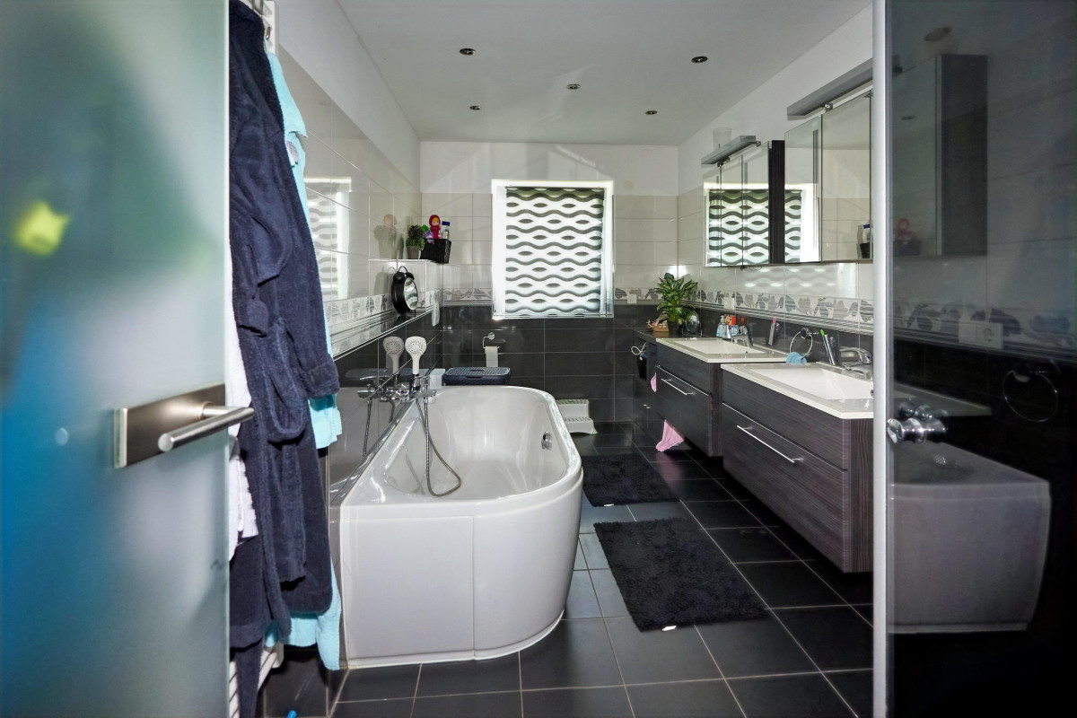 Bad mit Wanne und Dusche