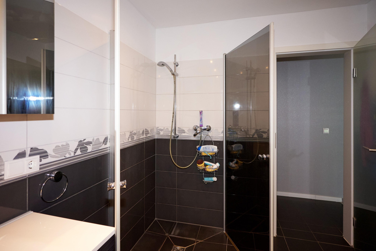 Bad mit Wanne und Dusche