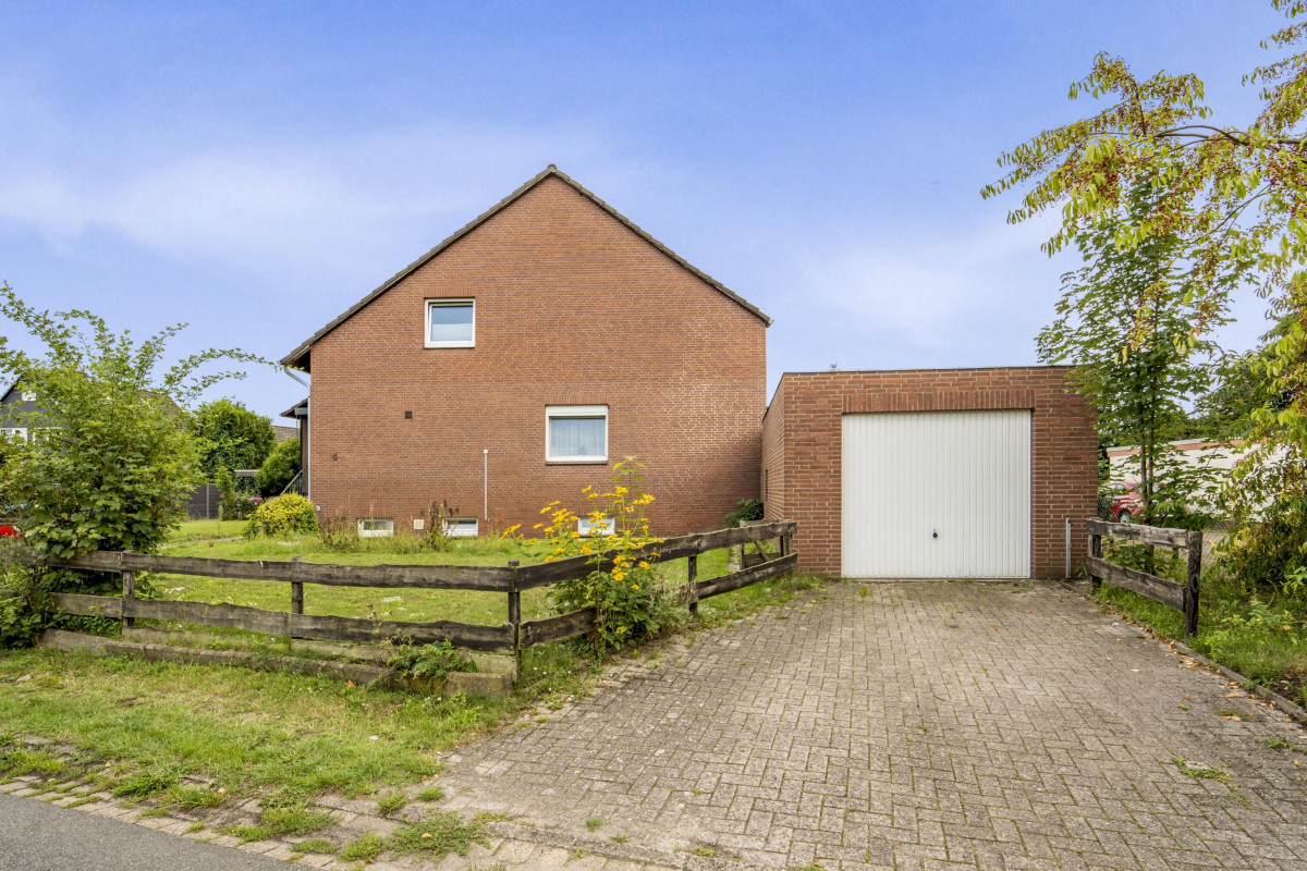 Außen mit Garage