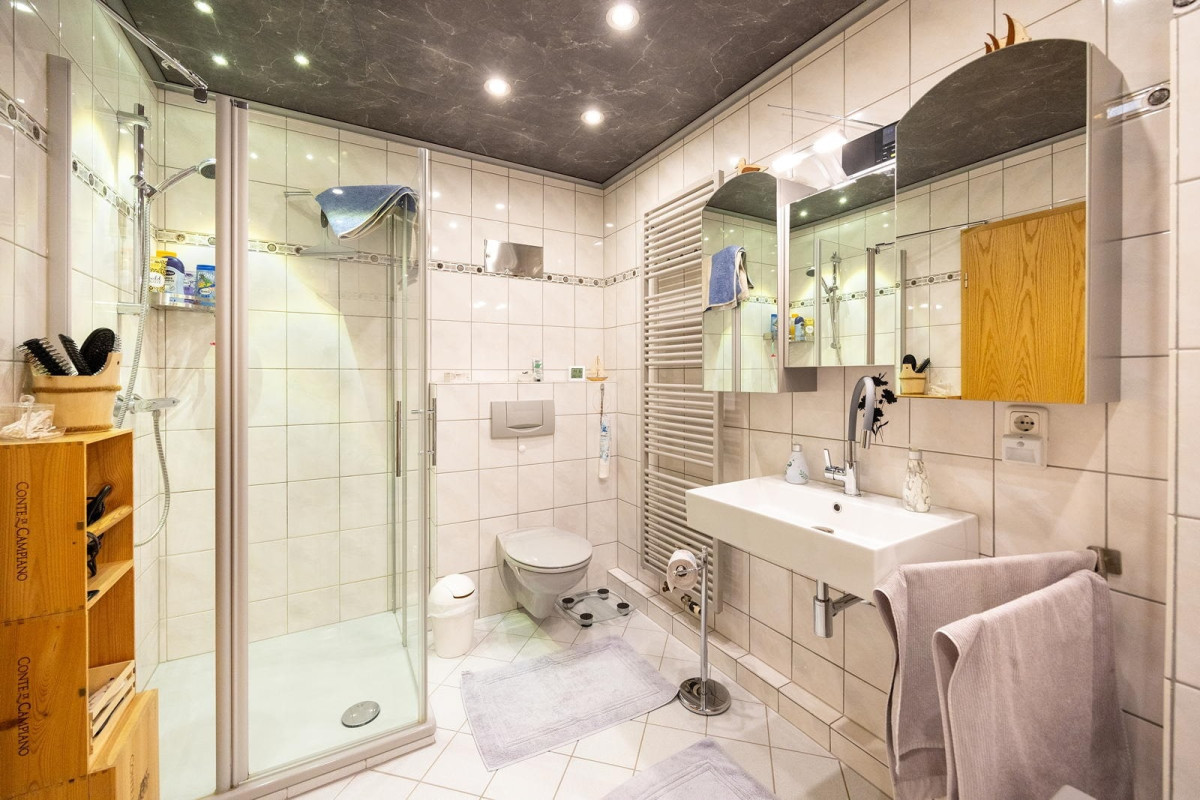OG: Bad mit Dusche und Wanne