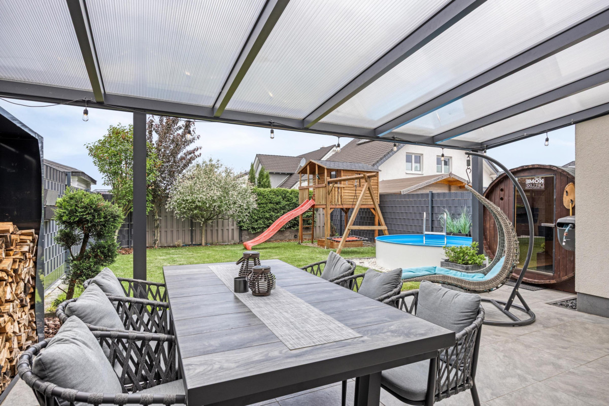 Großzügige Terrasse mit Pool und Faßsauna