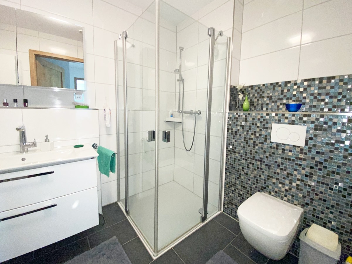 Bad mit fast ebener Dusche