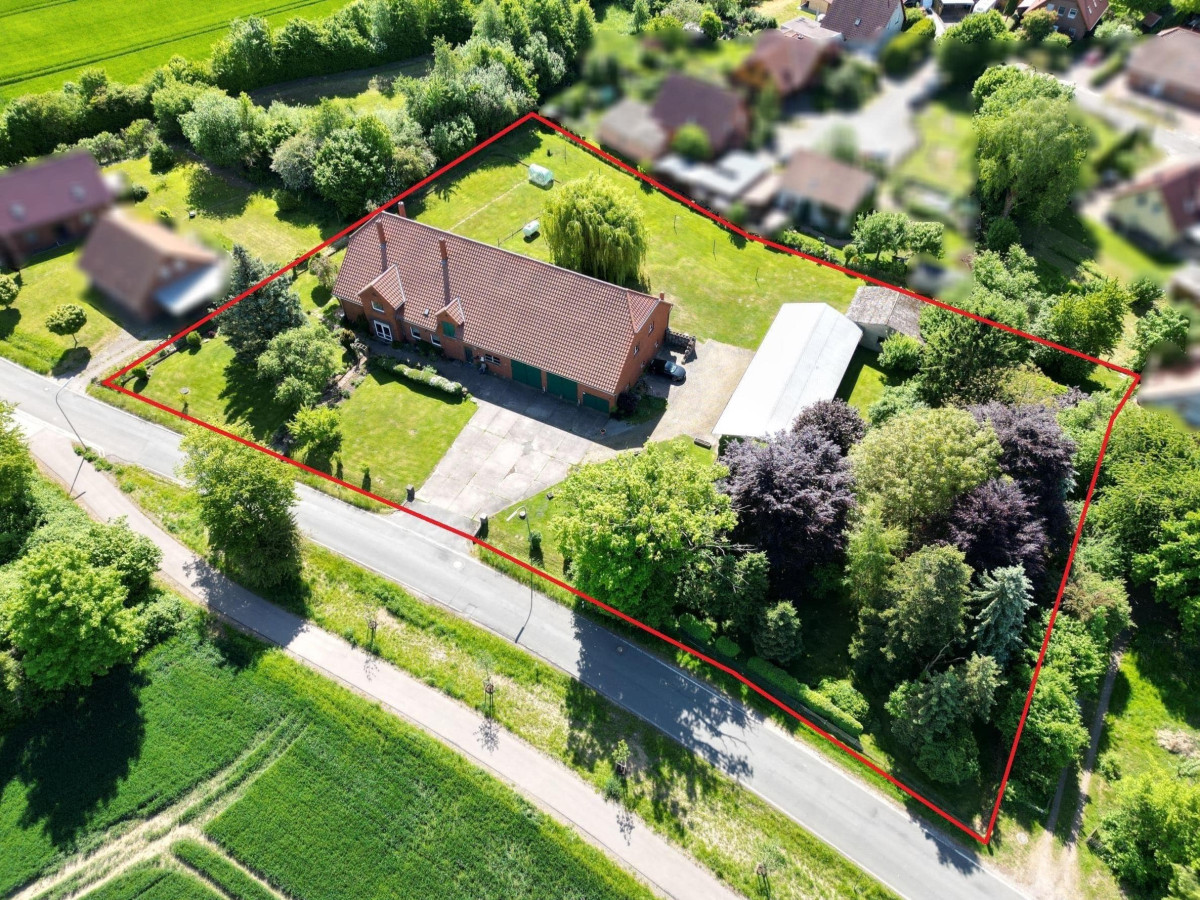 Luftaufnahme mit Grundstücksgrenze