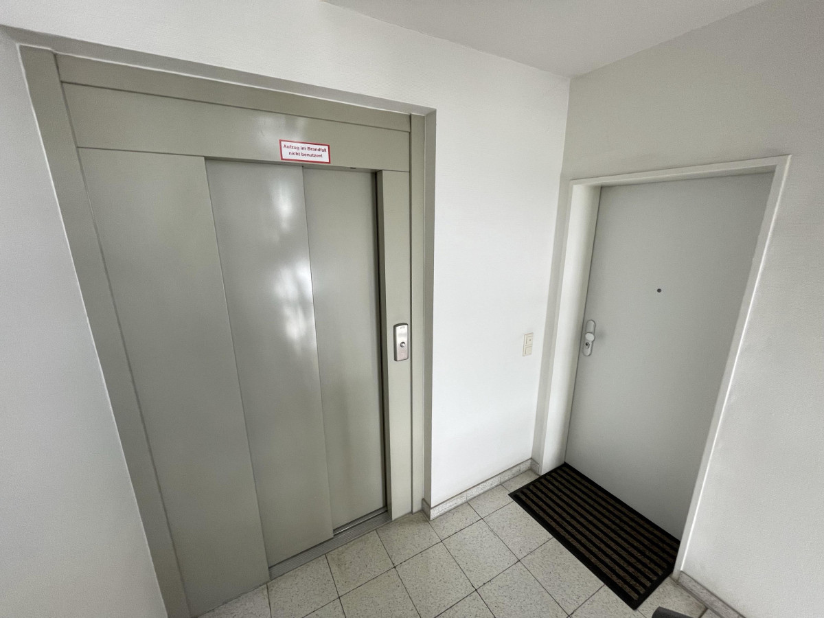 Aufzug und Eingang zur Wohnung
