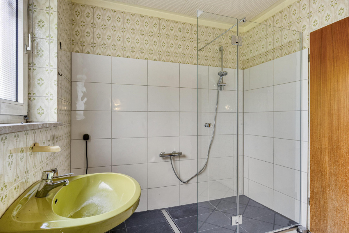 Bad mit Dusche W1