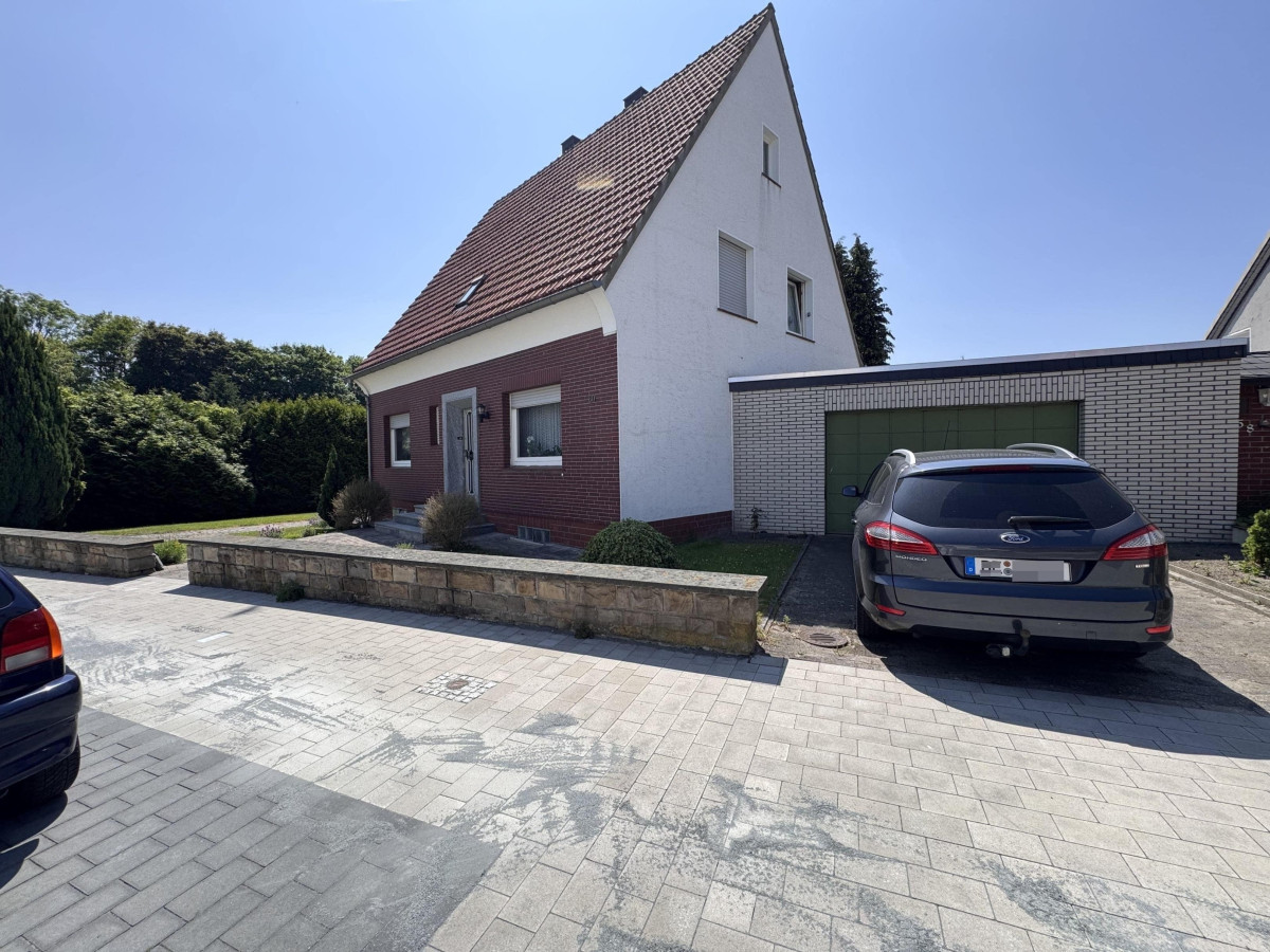 Vorderansicht mit Garage