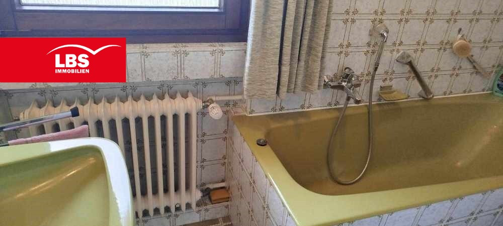 Fensterbad mit Wanne 1.OG