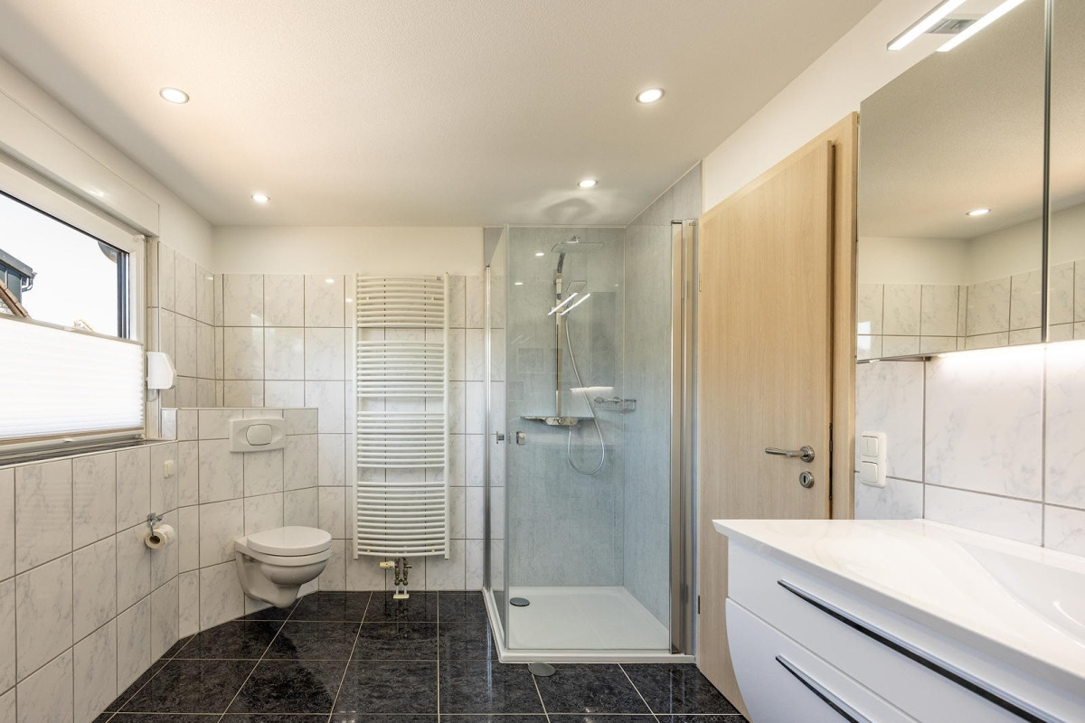 OG: Tageslichtbad mit Dusche