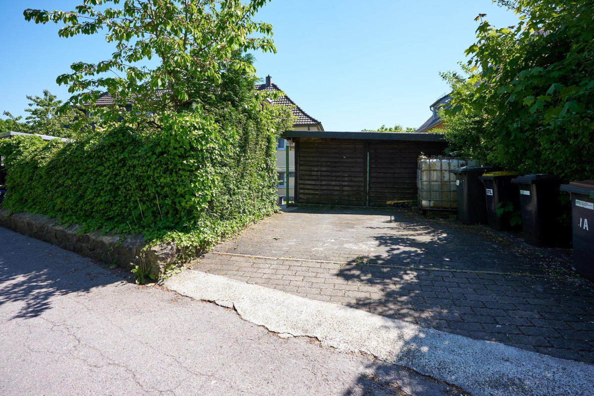 Stellplatz hinter dem Haus