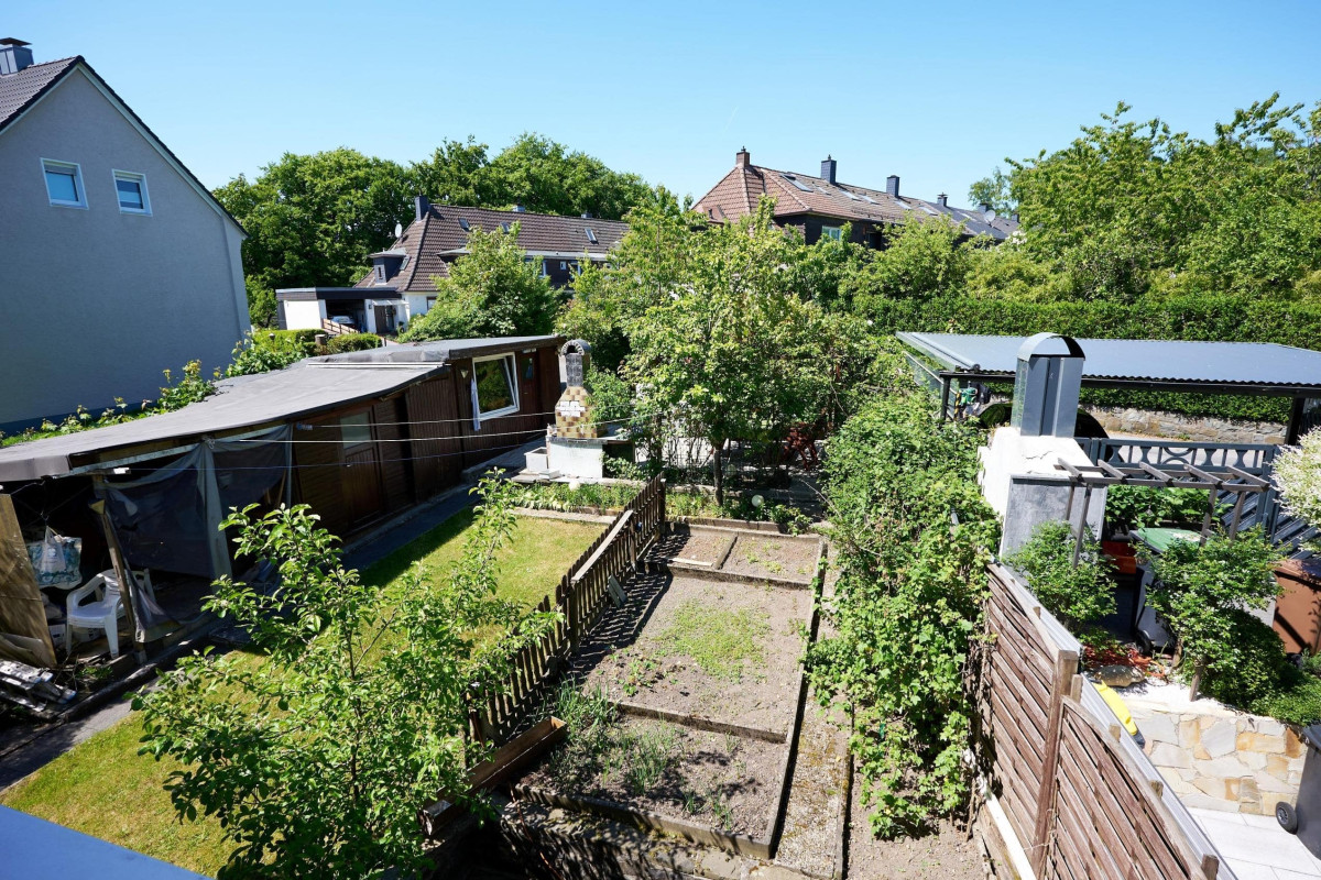 Gartenfläche hinterm Haus