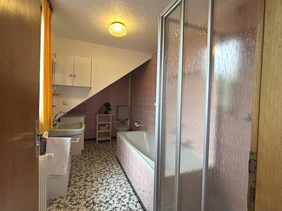 OG links - Duschwannenbad