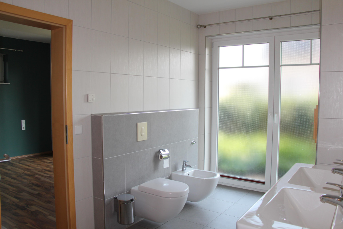 Badezimmer mit zwei Zugängen