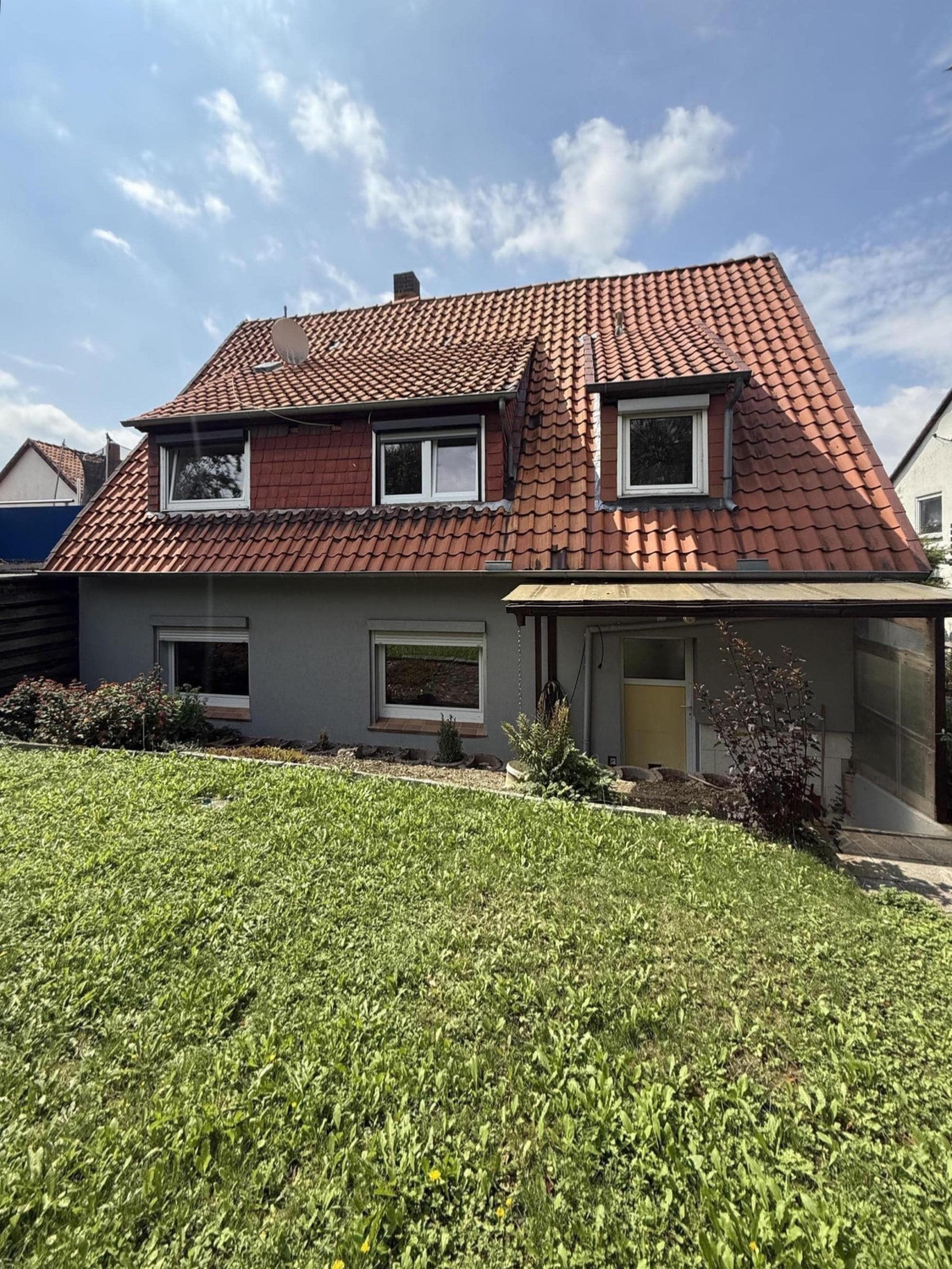 Vorbau Haus mit zwei Wohnungen