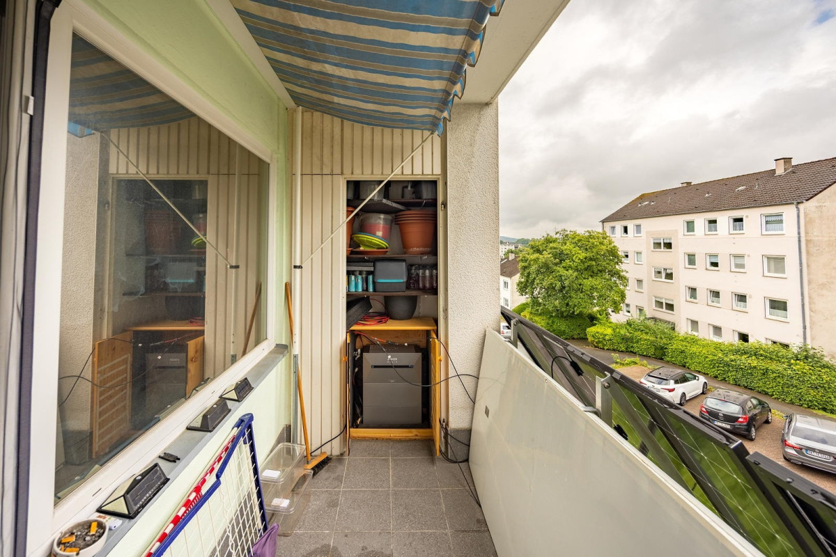 Süd-Balkon mit Abstellraum
