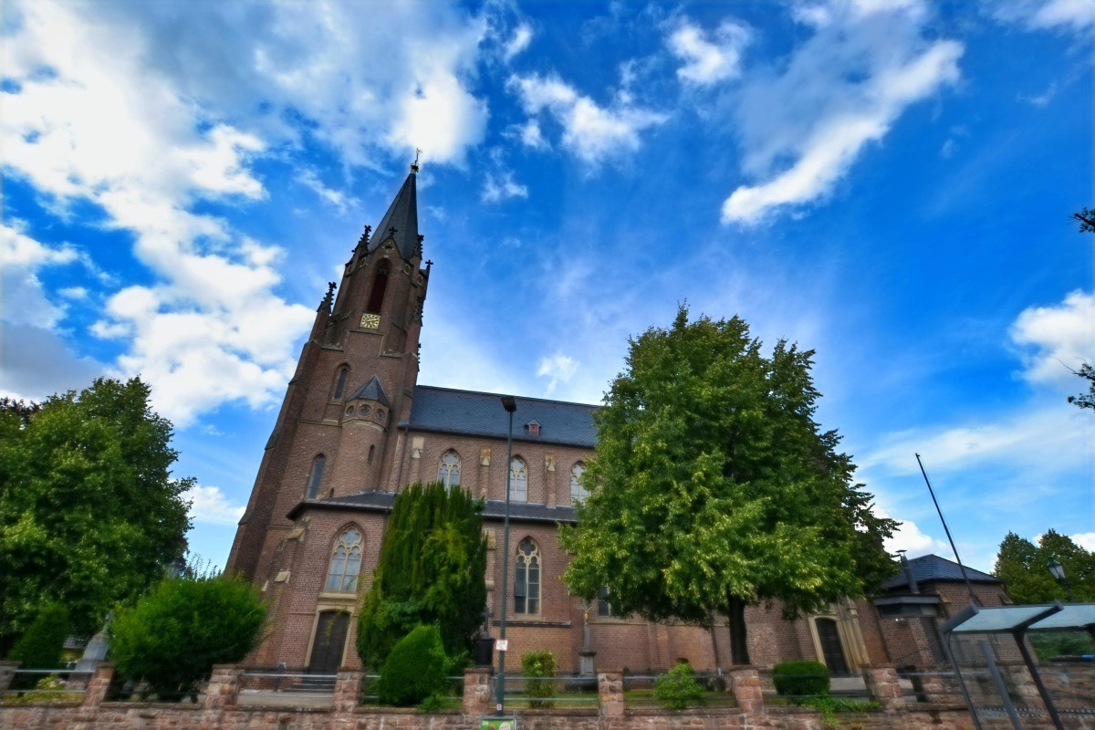 Imposante Kirche in Buir