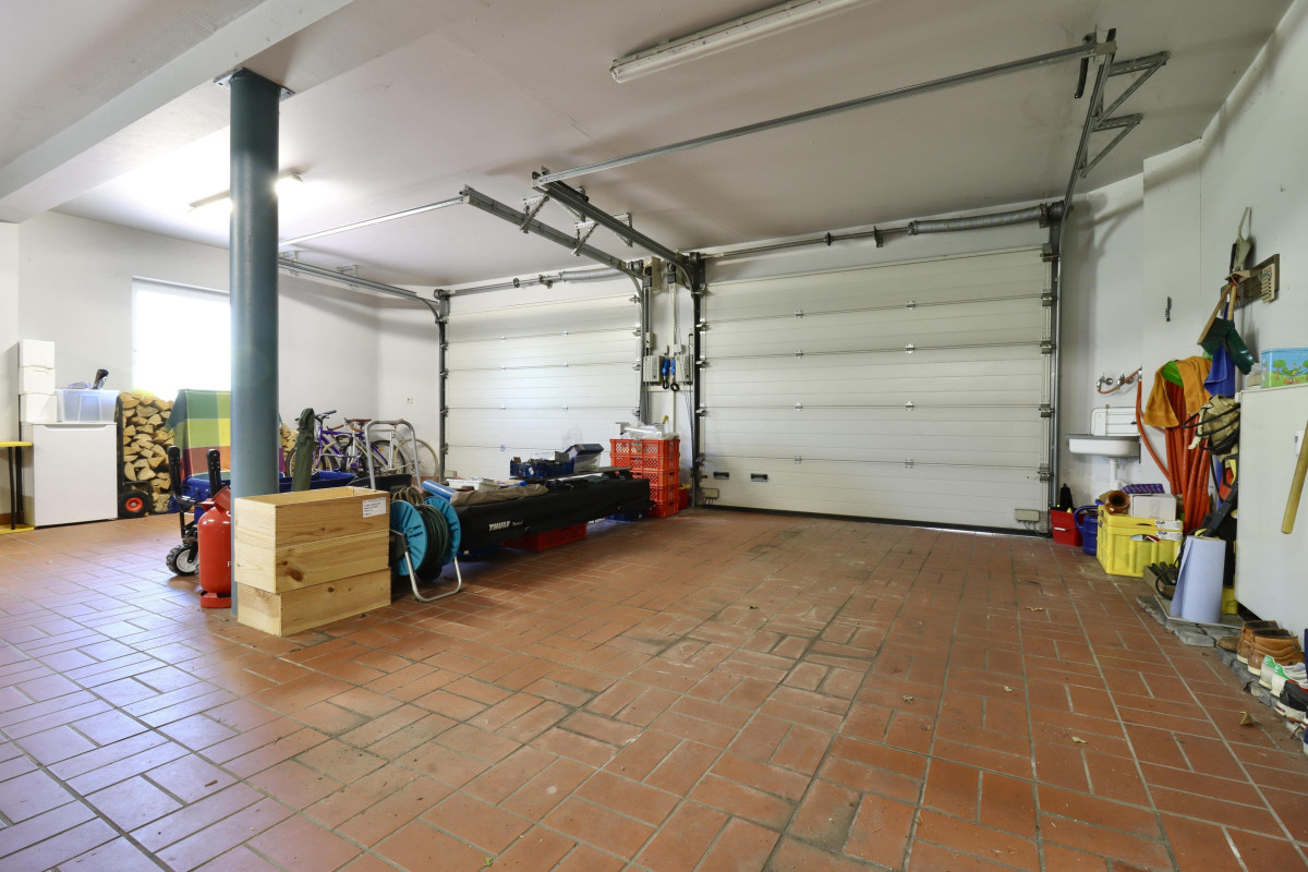 Garage mit 4 Stellplätzen