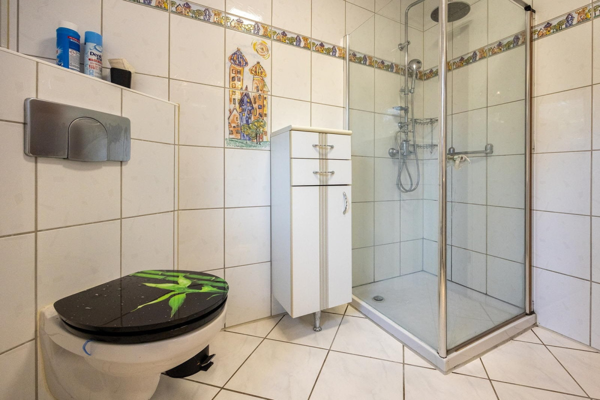 Einlieger: Bad mit Dusche