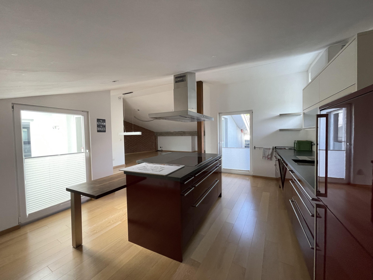 Küche mit Zugang zum Balkon