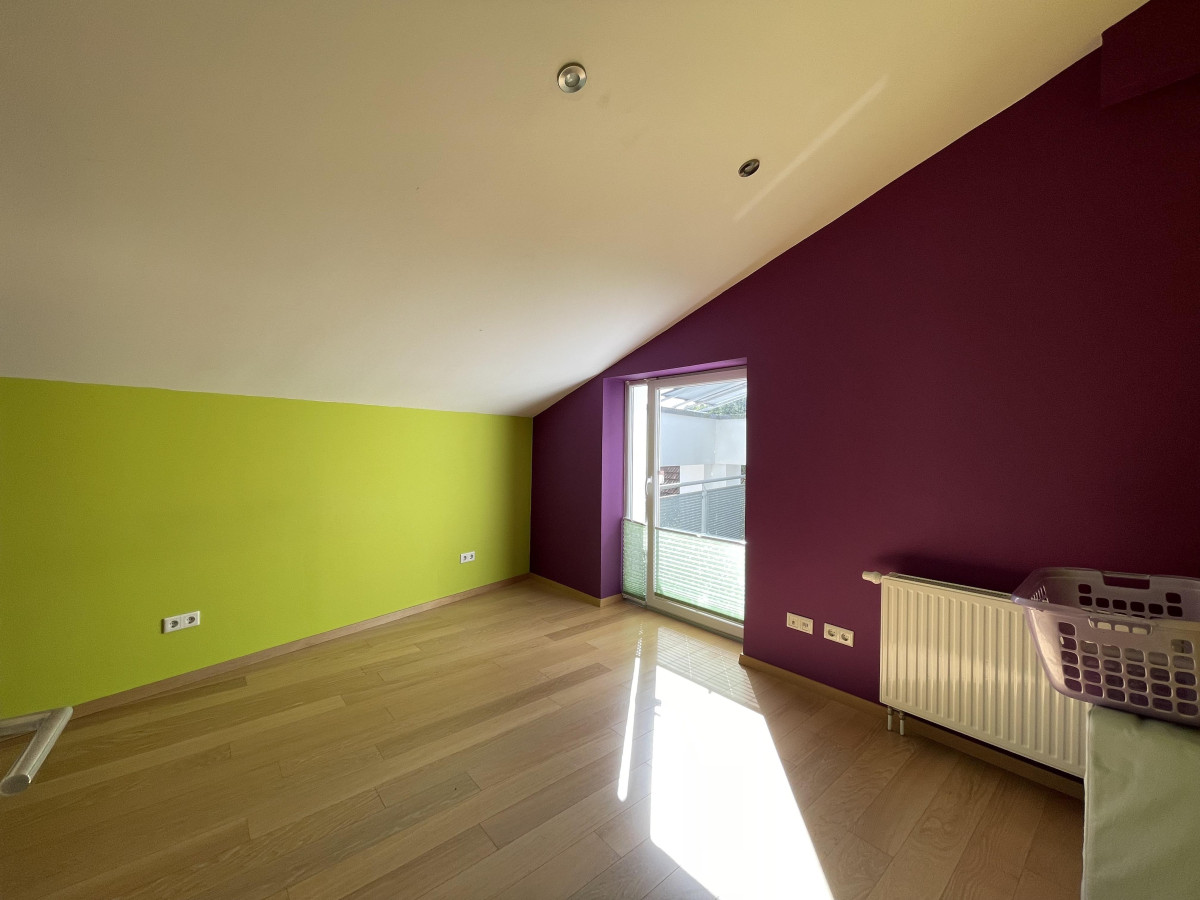 Kinderzimmer mit Zugang zum Balkon
